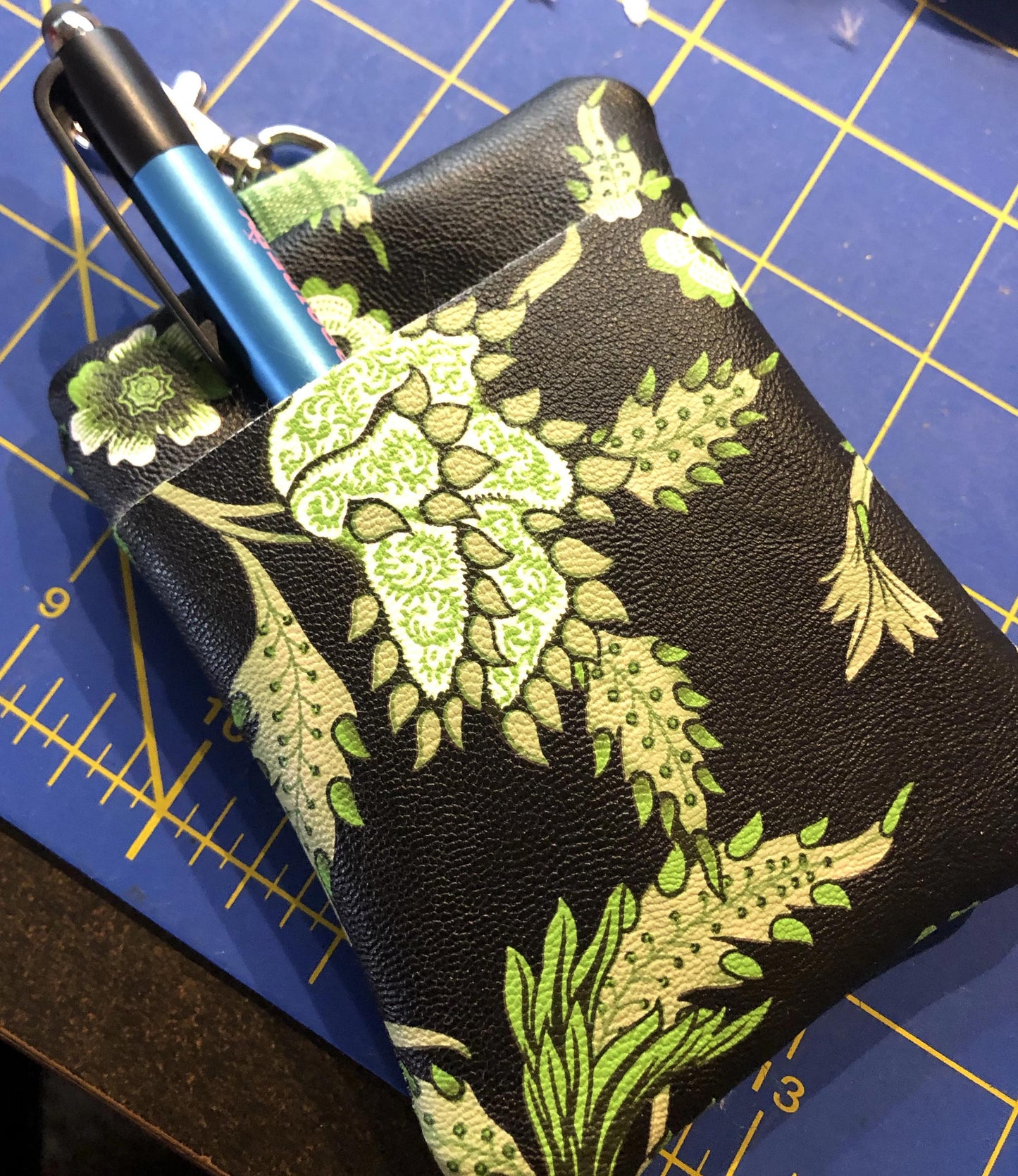 DBB Badge Bag Side Zipper Bag Design for 5x7 Hoops