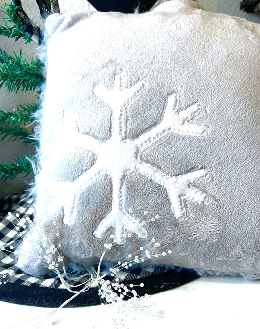 DBB Simple Snowflake Applique Design - Four Sizes 5x7, 6x10, 8x8, 10x10