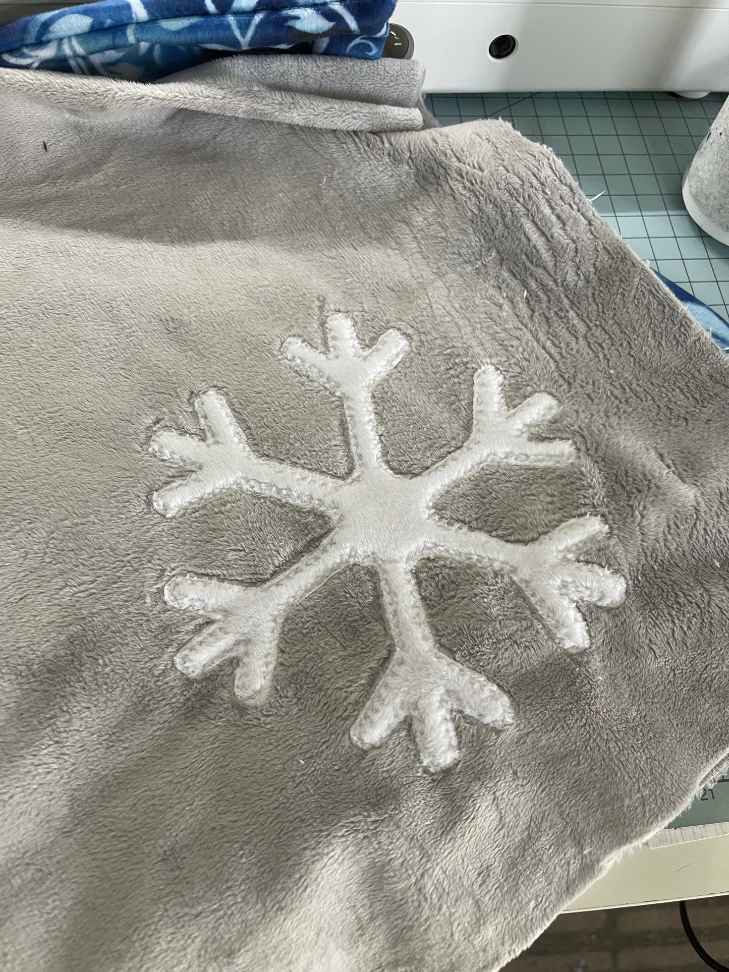 DBB Simple Snowflake Applique Design - Four Sizes 5x7, 6x10, 8x8, 10x10
